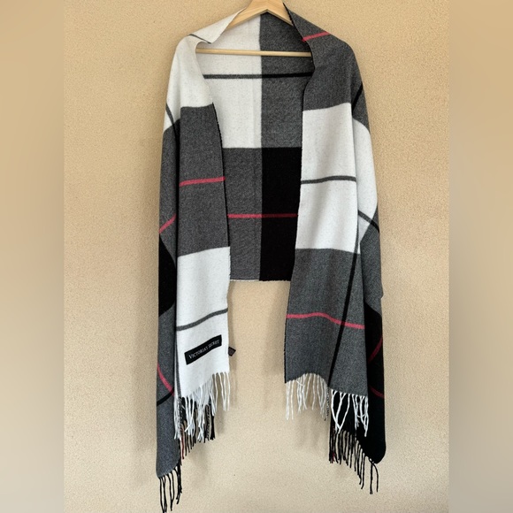 Victoria's Secret Classic Plaid Oversized Scarf/Shawl/Wrap - Picture 4 of 5